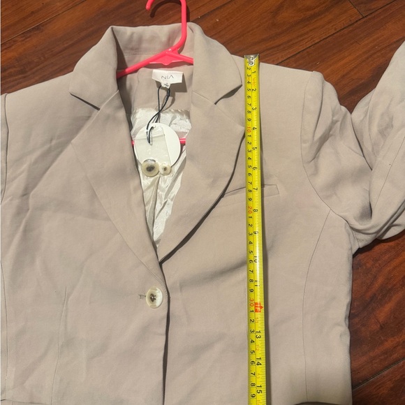 Cropped Beige Tailored Blazer with Single-Button Closure - Picture 4 of 10